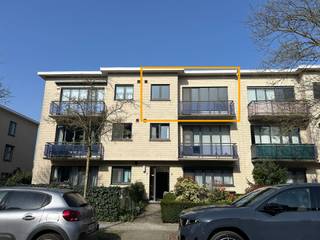 <p><span>Instapklaar én rustig gelegen appartement met 2 slaapkamers vlakbij de golf van Brasschaat</span></p><p><span> </span></p><p><span>Dit instapklaar appartement is gelegen op de tweede en tevens bovenste verdieping van een kleinschalig, zeer goed onderhouden, appartementsgebouw vlakbij de golf en het centrum van Brasschaat.</span></p><p><span> </span></p><p><span>Aparte inkomhal met gastentoilet. Vooraan de leefruimte met zeer veel lichtinval en open keuken met barzitgedeelte én toegang tot het balkon.</span></p><p><span>De keuken is voorzien van een vaatwasmachine, inductievuur met dampkap, koelkast met diepvries, dubbele spoelbak en veel opbergruimte.</span></p><p><span>Aansluitend aan de keuken een berging met voorzieningen voor wasmachine en droogkast.</span></p><p><span> </span></p><p><span>Achteraan 2 slaapkamers waarvan de masterslaapkamer met airco en toegang tot het balkon.</span></p><p><span>Badkamer met ruime instapdouche  met regenshower en aparte handdouche, groot lavabomeubel met spiegelkast en een handdoekdroger. </span></p><p><span> </span></p><p><span>Het volledige appartement heeft een mooie lichte parketvloer. De badkamer, toilet en keuken zijn op tegel.</span></p><p><span> </span></p><p><span>Achteraan het gebouw bevindt zich nog een aparte, privatieve garagebox met poort.</span></p><p><span> </span></p><p><span>Bijzonderheden</span></p><p><span>Instapklaar appartement met nieuwe parketvloer, nieuwe badkamer én toilet, volledig netjes geschilderd</span></p><p><span>Gelegen in een doodlopende straat vlakbij golf van Brasschaat</span></p><p><span>Airco masterslaapkamer</span></p><p><span>Balkon voor én achteraan</span></p><p><span>Geen lift en geen kelder</span></p><p><span>Maandelijkse kosten: 60 euro per maand (water, minuterie, poetsen gemene gemeenschappelijke delen)</span></p><p><span> </span></p>