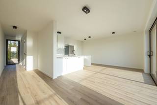 ENKEL BEZOEKEN MOGELIJK DOOR ONDERSTAANDE LINK VOLLEDIG EN CORRECT IN TE VULLEN:<br />mijnhuurprofiel.be<br /><br />In dit nieuwbouwcomplex in het centrum van Schilde bevindt er zich op de 2de verdieping dit mooie appartement.<br />Het appartement is ook bereikbaar via lift.<br /><br />Indeling: inkomhal met gastentoilet, ruime lumineuze leefruimte, een geïnstalleerde keuken en rechtstreekse toegang tot het terras. Masterbedroom met ensuite badkamer voorzien van bad, dubbel lavabomeubel en toilet, een bergruimte met aansluiting voor wasmachine en droogkast, een tweede slaapkamer met aansluitend een enkel lavabomeubel en douche.<br />Ondergronds een privatieve kelderberging, een vuilnisberging en bovengrond een gemeenschappelijke fietsenstalling, allen inbegrepen in de huurprijs.<br /><br />Een ondergrondse autostaanplaats bij te huren voor € 100/maand.<br /><br />Maandelijkse kosten: Een provisie van € 100/maand voor het onderhoud van de gemeenschappelijke delen en de lift.<br />Alle nutsvoorzieningen zijn rechtstreeks af te sluiten door de huurder.<br /><br />Voor meer info of een bezoek ter plaatse, neem contact op met Arno via arno@reds.be.