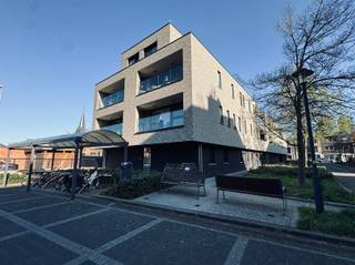 Dit appartement is gelegen op het gelijkvloers in het centrum van Melsele. U beschikt over een ondergrondse garagebox, toegang tot de algemene fietsenstalling en een terras met tuin.Het appartement heeft een private inkom met nummer 31B.De indeling van het appartement is als volgt: De lichtrijke leefruimte bevindt zich achteraan met zicht op het terras en de gemeenschappelijke tuin. Aansluitend bevindt zich de open ingerichte keuken met keukeneiland, voorzien van alle nodige toestellen en aanpalende bergruimte met aansluiting voor een wasmachine. Verder bereikt u de twee slaapkamers, een volledig ingerichte badkamer en een apart toilet. Ondergronds beschikt het appartement over een afgesloten garagebox met sectionaalpoort.Nog enkele troeven van dit appartement: Centrale verwarming op aardgas, recent, geschilderd, ondergrondse garage aan € 50,00/maand, lage algemene kosten van € 50,00/maand, laag E-peil en het appartement is vrij vanaf 1 juli 2026.Interesse? Aarzel zeker niet om vrijblijvend te mailen naar verhuur@bebuild.be.
