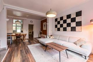 <p>Charmante gesloten woning in Vilvoorde, op wandelafstand van het centrum en het station.</p><p><br /></p><p>Deze volledig instapklare woning combineert een centrale ligging met comfortabel wonen in een residentiële omgeving nabij scholen, openbaar vervoer en invalswegen. Dankzij het EPC-label C en de conforme elektrische installatie geniet u van een energiezuinige en zorgeloze woonst. De gezellige westgerichte stadstuin met terras vormt een aangename buitenruimte om te ontspannen. Met drie slaapkamers, een bureauruimte en praktische berging biedt deze woning een functionele indeling voor gezinnen of koppels die extra ruimte zoeken. De nabijheid van parken, het ziekenhuis en het centrum van Vilvoorde maakt deze woning extra aantrekkelijk.</p><p><br /></p><p>Belangrijkste ruimtes:<br />• Ruime woonkamer (29 m²) met veel lichtinval<br />• Eetkamer (9,5 m²) aansluitend op de leefruimte<br />• Keuken (8,96 m²) uitgerust met oven, microgolfoven, vaatwasser en gaskookplaat<br />• Praktische berging (16 m²) met aansluitingen voor wasmachine en droogkast<br />• Apart toilet met handenwasser<br />• Badkamer (7,07 m²) met ligbad en wastafel in meubel<br />• Drie slaapkamers van 15,7 m², 13,11 m² en 12,39 m²<br />• Bureel (6,6 m²), ideaal voor thuiswerk<br />• Kelder (9,16 m²) voor extra opslagruimte<br />• Westgerichte stadstuin (45 m²) met terras</p><p><br /></p><p>Troeven:<br />• Volledig instapklare woning op wandelafstand van Vilvoorde centrum<br />• EPC C en conforme elektrische installatie<br />• Gezellige westgerichte stadstuin met terras</p><p><br /></p><p>Neem vandaag nog contact op met je ERA-makelaar voor een bezoek.</p><p><br /></p><p>JOUW DROOMHUIS. ZO GEVONDEN!</p>