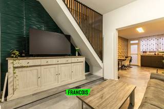 In Leupegem, een deelgemeente van Oudenaarde, bevindt zich deze gezellige, volledig gerenoveerde rijwoning met 2 slaapkamers. Dankzij de centrale ligging woont u op korte afstand van winkels, scholen en het centrum van Oudenaarde.<br /><br />De woning werd recent totaal gerenoveerd (2025) en biedt een comfortabele woonbeleving, ideaal voor starters, jonge koppels of investeerders die op zoek zijn naar een instapklare woning.<br /><br />De woning bestaat uit een inkomhal die leidt naar de lichtrijke leefruimte, een praktische en volledig ingerichte keuken en een gezellige koer met overkapping — ideaal om het hele jaar door buiten te genieten. <br /><br />Op de eerste verdieping vindt u de eerste volwaardige slaapkamer en de badkamer die voorzien is van wastafel, toilet en ruime douche. <br /><br />De tweede slaapkamer bevindt zich op de zolderverdieping en is volledig afgewerkt.<br /><br />Wenst u meer informatie of een bezoek? Neem dan zeker contact op via Ruben: 0479/60.36.94<br /><br />