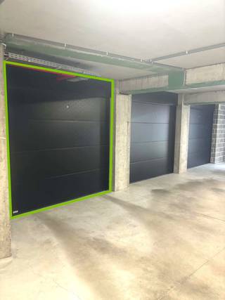 Deze goed onderhouden garage is gelegen in een afgesloten en veilig garagecomplex.<br />De garage is uitgerust met een automatische sectionale poort, verlichting en elektriciteit, wat zorgt voor extra comfort en gebruiksgemak.<br />Ideaal voor het veilig stallen van een wagen, maar ook perfect geschikt als opslagruimte voor persoonlijke goederen, materiaal of fietsen.<br />Een praktische en veelzijdige ruimte op een vlot bereikbare locatie - residentie Arena.<br /><u>Beschikbaar</u> : onmiddellijk<br /><br />Benieuwd naar deze garage ? <br />Ga naar de website www.dicasa.be, klik op het pand dat je wenst te huren en vul via de knop "Bezoek aanvragen" een kort profiel in. Daarna nemen we contact met je op voor een bezoek. Telefonisch kunnen er geen afspraken gemaakt worden.