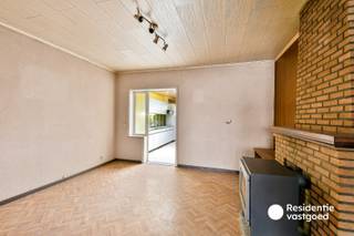 Deze rijwoning biedt een mooie opportuniteit voor wie op zoek is naar een renovatieproject met potentieel. De woning beschikt over een aangename leefruimte, een ruime keuken, badkamer en afzonderlijk toilet op het gelijkvloers. Op de verdieping bevinden zich twee volwaardige slaapkamers en daarnaast is er nog een zolderruimte aanwezig. Achteraan beschikt de woning over een tuin met twee praktische bergingen. Dankzij de bestaande indeling en de aanwezige ruimtes zijn er verschillende mogelijkheden om de woning opnieuw naar eigen smaak en behoeften in te richten.<br />EPC: 363 kWh/m² - UC: 3212791 ~ Vg, Wg, Gvkr, Gvv, Gmo ~ Ref. MI25117