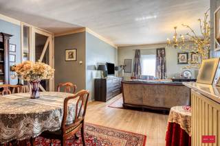 Inkomhal met gastentoilet en ingemaakte vestiaire, ideaal voor een nette en georganiseerde entree. Ruime en lichtrijke living met toegang tot een...