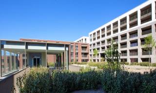 Dit prachtig 2-slaapkamerappartement B11.406 met ruim terras bevindt zich in residentie ‘The Meridian’. Daarbij is deze gelegen op de vierde verdieping en heeft een oppervlakte van ca. 123 m². Het appartement omvat een inkom met gastentoilet, berging, een badkamer met bad, apart toilet, 2 slaapkamers, leefruimte met open keuken en grote raampartijen die uitgeven op het terras. Vanop het prachtig terras (25 m²) kijk je op de rustgevende binnentuin van de residentie.<br /><br />Het app. is voorzien van vloerverwarming, warmtepomp en handdoekradiator.<br />Bij elk app. hoort een ondergrondse autostaanplaats en/of garagebox. Deze dient apart bij aangekocht te worden. Verder kun je een kelderberging of oplaadpunt bijkopen.<br />Vrije keuze bij verschillende leveranciers voor de binnen afwerking (vloertegels, badkamer &amp; keuken, etc.). Meer info? Contacteer onze sales consultants Inge Vancluysen of Marisa Marasco op het nr. 011 41 33 23.