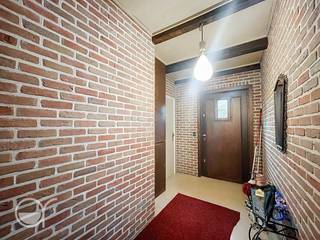 Deze woning is aangebouwd aan de voorliggende villa en beschikt over een gemeenschappelijke grote tuin. Via de individuele inkom gaan we in...