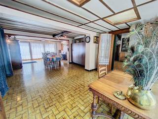 Maison à rénover avec double garage et jardin. Cette spacieuse maison est située au centre d'Anseroeul. Au rez-de-chaussée : un grand séjour,...