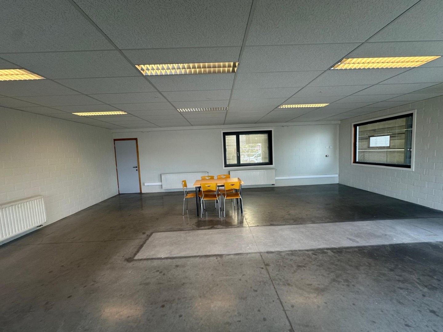 Te huur: ruime loods met voorzieningen in Westrozebeke - 2500 euro/maand - foto 5