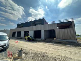 Nieuwbouw <strong>KMO-unit</strong> te koop met een oppervlakte van <strong>249 m²</strong> met <strong>130 m² casco kantoorruimte</strong> en 4 privatieve parkeerplaatsen.<br />De loods maakt deel uit van <strong>“Apollo”</strong>, een gloednieuw KMO-project bestaande uit diverse multifunctionele units vanaf 175 m² tot 720 m² (samenvoegbaar), waaronder enkele met kantoorverdieping (fase 2). Deze ontwikkeling ligt op <strong>minder dan 2 km</strong> van het op- en afrittencomplex van de <strong>E17 te Waregem</strong> – een absolute <strong>toplocatie</strong> voor ondernemers die belang hechten aan bereikbaarheid in een bedrijvige regio.<br /><br />De <strong>casco magazijnruimtes</strong> (brandklasse C) zijn opgebouwd uit een duurzame staalstructuur met geïsoleerde sandwichpanelen met afwerkingspaneel. Ze beschikken over een <strong>vrije hoogte van 6 meter</strong>, wat zorgt voor een optimaal gebruik van de ruimte. Elke unit is standaard uitgerust met een <strong>automatische sectionale poort</strong> (4 m B x 4,2 m H) met aparte toegangsdeur en bovenlicht, een lichtstraat met geïntegreerde RWA-koepel en een slijtvaste <strong>polybetonvloer </strong>(1T/m²). Tevens beschikt elke unit over een individuele regenwaterput van 15.000L.<br /><br />De <strong>casco kantoorruimte</strong> is gelegen op de <strong>1ste verdieping</strong> en is voorzien van een gemeenschappelijke <strong>trappenhal met lift</strong>. De grote raampartijen zorgen voor veel natuurlijk lichtinval en zorgen voor een aangenaam werkklimaat.<br /><br />Per unit zijn <strong>minstens twee privatieve parkeerplaatsen voorzien</strong> (niet inbegrepen in de verkoopprijs). De loodsen zijn ideaal voor uiteenlopende doeleinden zoals atelier, opslag en distributie met kantoor en/of showroom.<br /><br />De middelenverbintenis met betrekking tot de oplevering van blok 1 is gepland voor het <strong>vierde kwartaal van 2026</strong>. Grijp nu je kans en investeer in een toekomstgerichte werkomgeving op een toplocatie!<br /><br /><span><span>Contacteer <strong>PANORAMA B2B</strong> voor bijkomende (technische) inlichtingen, plannen of een vrijblijvend <strong>plaatsbezoek 056 222 256.</strong></span></span>