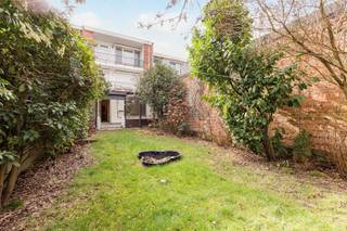 <p><span>Dit gelijkvloers appartement ligt in een </span><span>aangename en goed bereikbare buurt van Deurne</span><span>, vlak bij verschillende parken en groene zones. In de omgeving vind je onder meer het </span><span>Rivierenhof</span><span>, ideaal voor wandelingen, sport of ontspanning. Daarnaast woon je hier </span><span>nabij winkels, scholen en openbaar vervoer</span><span>, met een vlotte verbinding naar Antwerpen centrum en belangrijke invalswegen.</span></p><p><span>Het appartement beschikt over een </span><span>private kelderberging</span><span> en een </span><span>ruime tuin van ca. 100 m² met tuinhuis</span><span>, een echte meerwaarde voor wie graag buitenruimte heeft.</span></p><p><span>Indeling:</span><span><br />Vooraan bevindt zich de </span><span>woonkamer</span><span>. Via de </span><span>inkomhal met vestiaire</span><span> bereik je de </span><span>slaapkamer met dressing</span><span>. De </span><span>keuken met kasten</span><span> sluit aan op de </span><span>wasplaats</span><span>, die toegang geeft tot het </span><span>overdekte terras over de volledige breedte</span><span> en de tuin. Verder is er een </span><span>badkamer met wastafel, ligbad en aansluitingen voor een wasmachine</span><span>.</span></p><p><span>Troeven</span></p><ul><li><span>Gelijkvloers appartement</span></li><li><span>Tuin ca. 100 m² met tuinhuis</span></li><li><span>Overdekt terras over volledige breedte</span></li><li><span>Private kelderberging</span></li><li><span>Groene en vlot bereikbare ligging nabij parken en winkels</span></li></ul><p><span> </span></p><p><span>Energetische renovatie nodig van label E naar D.</span></p><p><span> </span></p><p><span>Interesse of een bezoek plannen?</span><span><br />Contacteer ons via </span><span>03 646 66 55</span><span> of </span><span>sofie@sinjoor.be</span><span>.</span></p>