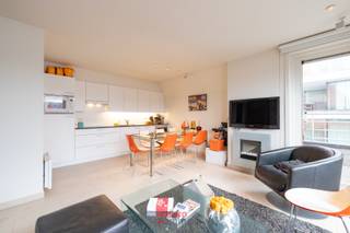 Situé dans la prestigieuse Résidence Zonnehaven, cet appartement orienté sud-ouest bénéficie d’un emplacement d’exception le long du chenal de Nieuport, offrant un cadre de vie paisible et maritime.<br /><br />Le séjour spacieux et baigné de lumière s’ouvre sur une agréable terrasse ensoleillée, parfaite pour profiter du soleil l’après-midi et en soirée. Les larges baies vitrées renforcent la sensation d’espace et de luminosité.<br /><br />L’appartement comprend également une chambre spacieuse et a été aménagé de manière moderne et élégante, avec des finitions soignées en parfaite harmonie avec le standing de la résidence.<br /><br />Grâce à sa situation privilégiée le long du chenal, à proximité du port de plaisance, de la plage et de la promenade, ce bien conjugue prestige, confort et cadre de vie unique.<br /><br />Un appartement raffiné dans un emplacement recherché, idéal pour les amateurs de lumière, d’eau et de qualité de vie à la côte belge.<br /><br />EPC = 241 