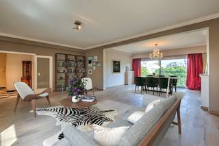 <p><span>Ruim 2 slaapkamer appartement (ca 152m²) met balkon en prachtig zicht op het Albert - en Harmoniepark.</span></p><p><span> </span></p><p><span>Deze karaktervolle flat met zonnig terras bevindt zich op de zesde verdieping van Residentie THE </span><span>WHITE HOUSE.</span></p><p><span>Een standingvol complex met een marmeren inkomhal en een schitterend uitzicht op het </span><span>ALBERTPARK.</span></p><p><span>We betreden dit appartement via de royale inkomhal afgewerkt met natuursteen, wandverlichting en moderne ingebouwde kasten , comfort en charme staan hier centraal.</span></p><p><span>De zonverlichte ruime living met eiken parket is rijk omgeven door groen.</span></p><p><span>Een strakke afgewerkte keuken dewelke beschikt over kwalitatieve toestellen w.o. een praktische Amerikaanse ijskast, een oven en magnetron, vaatwasser , etc.</span></p><p><span>Verder heeft u 2 slaapkamers met massieve parketvloeren en een ingerichte bureauruimte met antieke schrijftafel en archiefkasten</span></p><p><span>Een moderne badkamer met ligbad en douche, een douchekamer met een fantastische regendouche en wasplaats.</span></p><p><span> </span></p><p><span>Bijzonderheden: </span><span><br /></span><span>* Mogelijkheid om een garagebox te huren voor 100€/maand.</span></p><p><span>* Beschikbaar vanaf 1 Mei 2026</span></p><p><span>* Kosten gemeenschappelijke delen: </span><span>€250,- (individueel verbruik van water en gas , gemeenschappelijke kosten (poetsploeg, lift, huisvuilophaling, camerabewaking, etc. ) </span></p><p><span>* Opmaak plaatsbeschrijving bij huurintrede en huuruittrede is € 400,- Exclusief 21 % btw </span></p><p><span> </span></p><p><span>De uitstekende locatie biedt gemakkelijke toegang tot de E19 en A12 (Antwerpen-Brussel) en het centrum van Antwerpen, evenals goede verbindingen met Mechelen, Brussel en Breda. Leuke buurtwinkels, de bruisende stad, openbaar vervoer en alle invalswegen zijn vlakbij. Supermarkten zoals Delhaize, Lidl en Albert Heijn bevinden zich eveneens in de onmiddellijke nabijheid. </span></p><p><span> </span></p><p><span> </span></p><p><span> </span></p><p><span> </span></p>