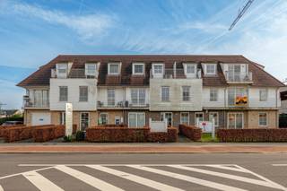 Op onze website www.reds.be kan u het grondplan, het EPC, alle foto's en de volledige beschrijving terugvinden. <br /><br />Kantoorruimte op top locatie in Kontich, op 5 minuten rijden van de oprit E19 Brussel - Antwerpen. <br /><br />In de huurprijs van 1250 euro/maand zitten ondergrondse 2 autostaanplaatsen inbegrepen. De maandelijkse kost is +- 130 euro. Het kantoor is momenteel ingericht en beveiligd als bankkantoor wat een soortgelijke activiteit ideaal maakt. Het kantoor heeft een onthaal, 3 kantoorkamers, een keuken, een toilet en een berging. Daarnaast heeft u het private genot van de tuin achteraan. Onroerende voorheffing door de huurder te betalen. <br /><br />Bent u benieuwd en wenst u graag eens te komen kijken? Voor meer info of een bezoek ter plaatse kan u contact opnemen met Jakob via jakob@reds.be of op 0483 488 249