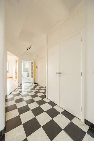 <p><span>Licht, ruimte en een uitzicht waar je niet snel op uitgekeken raakt! Dit instapklare appartement ligt op de 9e verdieping van een verzorgd gebouw, vlak bij Zurenborg. Je krijgt er twee volwaardige slaapkamers, een terras van ca. 8 m² en een heerlijk lichte woonkamer bij. De charmante blokparket en het weidse uitzicht langs twee kanten geven het appartement extra karakter.</span><span> </span></p><p><span> </span></p><p><span>Licht, karakter & uitzicht</span></p><p><span>Je komt binnen in een ruime hal met zwart-witte tegelvloer in dambordmotief en een handige ingemaakte vestiairekast. Van hieruit bereik je alle ruimtes en via een dubbele deur stap je de woonkamer binnen. En daar doet de 9e verdieping meteen haar werk: de grote ramen trekken massa’s daglicht binnen en geven je een panoramisch uitzicht over de stad. Op de vloer ligt een charmante blokparket, die de leefruimte een warme, authentieke toets geeft. Er is ruim plaats voor een groot salon én een gezellige eethoek. Wie droomt van nog meer openheid, kan bekijken of de keuken bij de woonkamer betrokken kan worden. De aparte keuken werd recent gerenoveerd en is lekker licht dankzij het raam aan het uiteinde. De witte kasten, het houtlook werkblad en de lichte betegeling houden het geheel fris. Ze is geïnstalleerd met koelkast, diepvries, spoelbak, oven, kookplaat en dampkap. Een aparte bezemkast zorgt voor extra praktische bergruimte. </span></p><p><span> </span></p><p><span>Twee slaapkamers & terras</span></p><p><span>Via de centrale nachthal bereik je de twee slaapkamers. De kleinste is zeker volwaardig en heeft bovendien een ingemaakte kast. Ideaal als kinder-, logeer- of werkkamer. De grootste slaapkamer is bijzonder ruim en heeft rechtstreeks toegang tot het terras. Dat terras is met ca. 8 m² een heerlijke extra. Hier zit je hoog boven de stad, met een weids uitzicht als decor. Een koffietje in de ochtend, een aperitief na het werk of gewoon wat genieten van de skyline: dit is zonder twijfel een van de blikvangers van het appartement. De badkamer is volledig betegeld en uitgerust met een ligbad met douchescherm en een lavabomeubel. Ook je wasmachine heeft hier een vaste plek. Het toilet bevindt zich apart in de hal. </span></p><p><span> </span></p><p><span>Zurenborg om de hoek</span></p><p><span>Je woont hier op een fijne plek in Borgerhout, vlak bij Zurenborg. De gezellige Dageraadplaats en het Moorkensplein liggen in de buurt, net als winkels en supermarkten: Aldi vind je naast het appartementsgebouw en Delhaize ligt op wandelafstand. Ook het Stadspark en het station zijn dichtbij. Zo combineer je een weids uitzicht en wonen op hoogte met alles wat je in de stad graag binnen handbereik hebt. </span></p><p><span> </span></p><p><span> </span></p><p><span> </span></p>