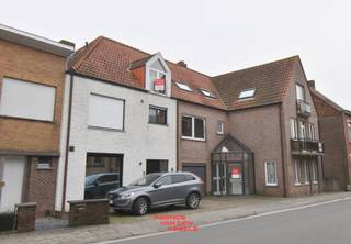Dit appartement is gelegen "onder de kerktoren" in hartje Moerbrugge en dus nabij enkele belangrijke invalswegen. U betreedt het appartement op de 2e verdieping (geen lift aanwezig) via de inkomhall met afzonderlijk toilet. De leefruimte sluit aan op de keuken, dewelke is voorzien van een elektrische kookplaat, oven en dampkap. Bij deze keuken is een handige berging voorzien. De badkamer beschikt over een dubbele lavabo in meubel, ligbad met douchemogelijkheid en aansluiting voor een wasmachine. Verder zijn er nog 2 slaapkamers beschikbaar.<br /><br />Kosten: € 15,00 forfait A.O. (jaarl. geïndex.)