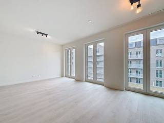 Het appartement is gelegen in de Eugène de Plynstraat en maakt deel uit van de nieuwe ontwikkeling aan de Slachthuislaan. Het is gelegen in een buurt volop in ontwikkeling, nabij restaurants, invalswegen, winkels,...Gelegen op de derde verdieping met lift:- inkomhal met uitsparing voor een vestiairekast- ruime leefruimte op tegel met houtlook. De leefruimte biedt toegang tot het terras- open keuken voorzien van alle toestellen, compleet met inductiekookplaat, ijskast met vriesvak, spoelbak, oven, vaatwasser en voldoende kastruimte.- berging met alle technische voorzieningen en aansluiting voor wasmachine en -droogkast- twee volwaardige slaapkamers- badkamer met inloopdouche, dubbel lavabomeubel, spiegelkast en handdoekdroger- toilet apart- extra berging voor opslagBijzonderheden:- gemeenschappelijke fietsenberging- maandelijkse provisie 175 euro per maand (inclusief verwarming, gemeenschappelijke kosten)- perfect binnenklimaat door ventilatiesysteem D- energiezuinig appartement met vloerverwarming en warmtepomp- per direct beschikbaar- AAA Locatie nabij binnensingel, Park Spoor Noord, het centrumBent u geïnteresseerd in dit appartement te huur te Antwerpen? Aarzel dan niet om contact met ons op te nemen. Wenst u uw eigendom ook te koop of te huur te stellen? We helpen u graag verder. Steeds tot uw dienst om u verder te helpen met al uw vragen over vastgoed.