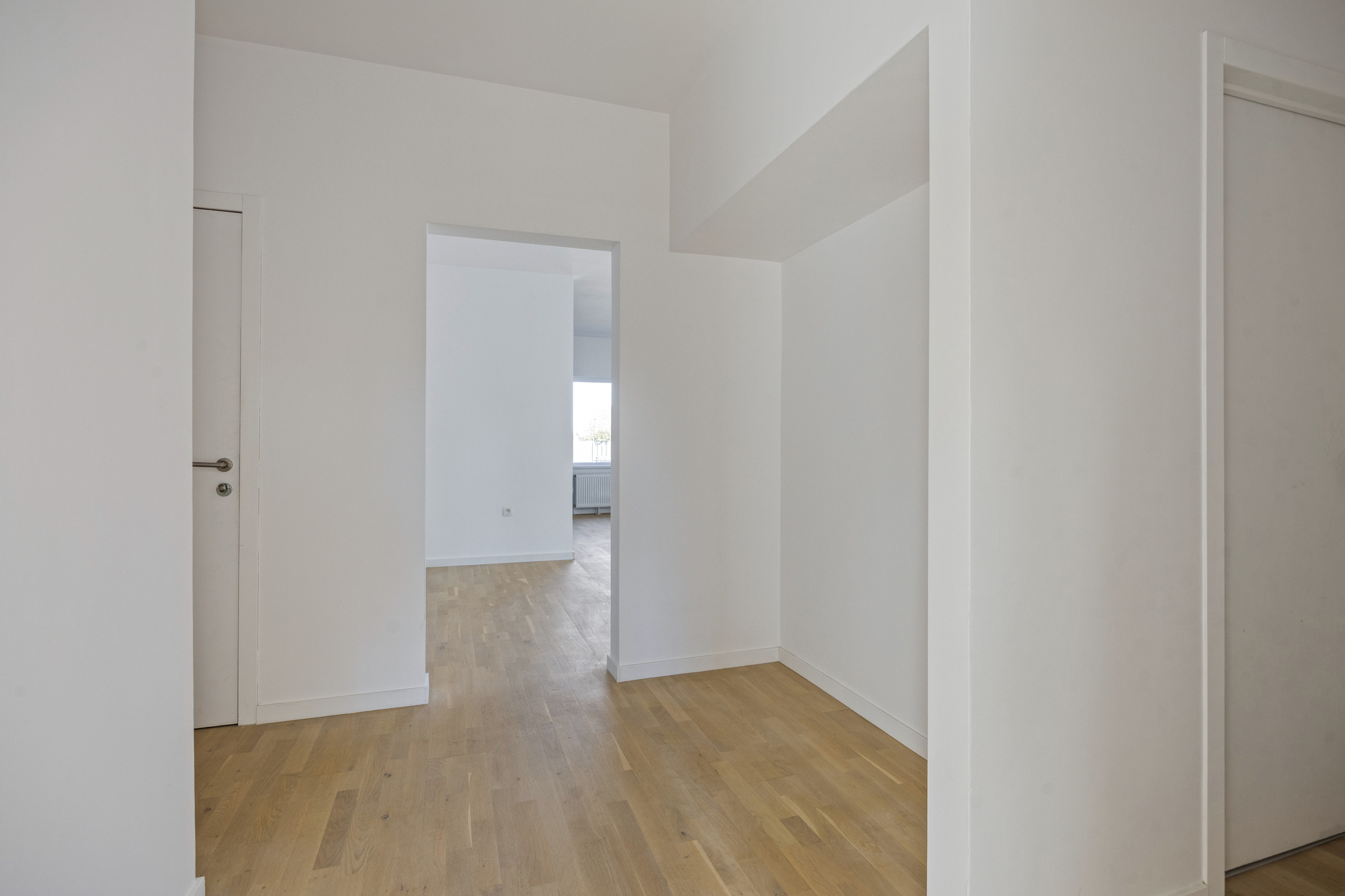 Gelijkvloers, gerenoveerd appartement met 2 slaapkamers - foto 4