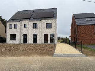 Prachtige halfopen bebouwing met 4 slaapkamers en uniek uitzicht
Op zoek naar een moderne en instapklare woning met ruimte, comfort én een prachtig uitzicht? Deze stijlvolle halfopen bebouwing combineert hedendaags wooncomfort met een aangename, groene omgeving.
De woning omvat verder:
- 4 ruime slaapkamers
- Badkamer met ligbad én aparte douche
- 2 toiletten
- Volledig ingerichte keuken voorzien van alle toestellen
- Warmtepomp voor een energiezuinige verwarming
- Vloerverwarming op het gelijkvloers
- Wachtkabel voor een laadpaal reeds voorzien
- Aangename tuin met een adembenemend mooi en weids uitzicht
De combinatie van energiezuinige technieken, comfortabele leefruimtes en de prachtige ligging maakt deze woning bijzonder aantrekkelijk voor zowel gezinnen als wie op zoek is naar een moderne, toekomstgerichte thuis.
Een woning met ruimte, comfort en een uitzicht om elke dag van te genieten.
