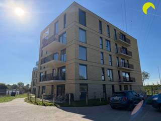 <p><span>Dans cet appartement aux finitions soignées, vous profiterez d'un cadre de vie moderne, de matériaux de qualité et d'une grande luminosité. L'appartement allie un agencement pratique à un confort de vie contemporain et dispose en outre de pas moins de deux terrasses.</span></p><p><span>Il est équipé d'un chauffage au sol et, grâce au système de ventilation de classe D, vous bénéficierez d'un climat intérieur agréable. Au niveau -1 se trouvent une place de parking privative avec possibilité de recharge électrique, ainsi qu'un débarras supplémentaire. Des locaux à vélos communs sont également disponibles.</span></p><p><span>Agencement :</span></p><p><span>Au rez-de-chaussée se trouve un débarras privatif. L'ascenseur nous conduit au deuxième étage, où l'on pénètre dans l'appartement par le hall d'entrée. Ce hall d'entrée donne accès à toutes les pièces et offre en outre la possibilité d'aménager un vestiaire pratique.</span></p><p><span>Le spacieux espace de vie avec cuisine ouverte constitue le cur de lappartement. La cuisine bénéficie de finitions de qualité et dispose dun bel îlot de cuisine ainsi que de tous les appareils nécessaires. Grâce à ses grandes baies vitrées, cette pièce bénéficie dune lumière naturelle particulièrement abondante.</span></p><p><span>Depuis le salon, on accède à la terrasse à l'avant, équipée d'un éclairage et d'un branchement électrique. On accède également à une deuxième terrasse sur le côté de l'appartement. Depuis le salon, on accède au local technique.</span></p><p><span>De retour dans le hall d'entrée, on trouve deux chambres, dont l'une donne accès à la terrasse. Les deux chambres ont une superficie d'environ 13,6 m².</span></p><p><span>L'appartement dispose également d'une salle de bains avec double lavabo et d'une spacieuse douche à l'italienne. Il y a également des toilettes séparées.</span></p><p><span>Au niveau -1 se trouve la place de parking privative, avec possibilité de recharger un véhicule électrique. L'appartement dispose en outre de deux débarras privatifs.</span></p><p><span>Informations utiles :</span></p><p><span>·PEB en cours de demande, niveau E : 28</span></p><p><span>·Caution locative : 3 mois</span></p><p><span>·État des lieux : 225 par partie</span></p><p><span>·Charges communes : 80/mois (entretien des parties communes, ascenseur et minuterie)</span></p><p><span>·Place de parking : 75/mois</span></p><p><span>·Disponible immédiatement</span></p><p><span> </span></p><p><span>Prenez rendez-vous EN LIGNE dès maintenant. Rendez-vous sur la page du bien concerné sur notre site web www.habicom.be et cliquez sur le bouton rose « PRENDRE RENDEZ-VOUS ».</span></p><p><span>Choisissez le moment qui vous convient le mieux, remplissez les coordonnées demandées, puis cliquez sur « Envoyer » pour confirmer.</span></p><p><span>Vous souhaitez connaître la valeur de votre logement ? Vérifiez-la gratuitement sur www.watismijnhuiswaard.be</span></p><p><span> </span></p>