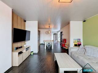 Deze karaktervolle woning werd enkele jaren geleden volledig gerenoveerd en uitgebreid met een praktische uitbouw. Het resultaat is een gezellige en instapklare woning met verrassend veel ruimte, zowel binnen als buiten. Via de inkomhal bereik je de woonkamer, de eerste verdieping en de droge kelder. De sfeervolle woonkamer biedt plaats aan een comfortabel zitgedeelte en een ruime eettafel. Aansluitend bevindt zich de lichtrijke halfopen keuken, voorzien van een hyper-geïnstalleerde keuken en voldoende ruimte voor een ontbijttafel. Dankzij de vele lichtinval is dit een aangename plek om dagelijks te vertoeven. Vanuit de keuken heb je toegang tot de praktische wasberging en de badkamer. Deze is uitgerust met een douche, ligbad, lavabomeubel en toilet. Op de eerste verdieping bevinden zich de nachthal en twee volwaardige slaapkamers. Via de vaste trap bereik je de tweede verdieping, waar nog een derde slaapkamer en een polyvalente speelkamer werden ingericht. Deze ruimte kan uiteraard ook perfect dienstdoen als bureau, hobbykamer of extra zithoek. De woning is uitgerust met 14 zonnepanelen en het dak werd in 2018 vernieuwd. De regenwaterput heeft een inhoud van 4.000 liters en is aangesloten op beide toiletten. Ook buiten heeft deze woning heel wat te bieden. De ruime oprit leidt naar een grote loods die tal van mogelijkheden biedt voor opslag, hobby of zelfstandige activiteit. Achter de loods bevindt zich een ruime tuin met een recent aangelegd terras, waar je aangenaam kan genieten van de buitenruimte. Verder is er nog een tuinhuis met overkapping aanwezig. Een karaktervolle en praktisch ingedeelde woning met drie slaapkamers, extra polyvalente ruimte, een grote loods en een aangename tuin. (sted.inl.: in aanvraag)