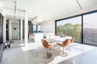 <p>Quares - TREVI Groep presenteert :<br />Ontdek dit uitzonderlijke penthouse, gelegen in een karaktervolle residentie in het voormalige gebouw van Piano Anthonis. Het pand werd in 2006 herontwikkeld door de gerenommeerde architect Vincent Van Duysen en intern volledig gerenoveerd. Het resultaat is een unieke mix van authentieke charme en eigentijdse architectuur.</p>
<p>Bij binnenkomst via de gemeenschappelijke poort ervaart u meteen de grandeur van dit gebouw met slechts 7 appartementen. De originele trappenhal is zorgvuldig bewaard gebleven en de authentieke lift is volledig in ere hersteld. Bovendien is er een tweede moderne lift voorzien.</p>
<p>Uniek woonconcept</p>
<p>Dit penthouse werd in 2006 ontworpen als eigentijdse uitbreiding bovenop het oorspronkelijke dak. Dankzij de vrijstaande betonskeletbouw en de royale glaspartijen geniet u hier van een overvloed aan natuurlijk licht.</p>
<p>De lift met sleutelbediening brengt u rechtstreeks naar het appartement, dat de volledige bovenste verdieping beslaat en beschikt over twee ruime terrassen.</p>
<p>Indeling</p>
<ul>
<li>Leefruimte: riante, lichte living met gashaard en aansluitend eetgedeelte.</li>
<li>Keuken: luxueuze Bulthaup-keuken met kookeiland, uitgerust met topapparatuur (Miele, Gaggenau inductiekookplaat, Liebherr wijnkast, …).</li>
<li>Terrassen: vooraan ca. 14 m² en achteraan ca. 16 m² – ideaal om te genieten van zon op elk moment van de dag.</li>
<li>Slaapkamers: masterbedroom met ingemaakte dressing; tweede slaapkamer momenteel ingericht als bureau/gastenkamer met op maat gemaakte kastenwand en geïntegreerd Italiaans klapbed.</li>
<li>Badkamer: stijlvolle badkamer met dubbele wastafel, inloopdouche en toilet.</li>
<li>Extra: gastentoilet, garderobekast, inpandige berging met aansluiting voor wasmachine en droogkast.</li>
</ul>
<p>Ligging</p>
<p>Deze locatie is ideaal voor de echte levensgenieters! De residentie is gelegen op een steenworp van de Nationale bank, het Theaterplein, de Schuttershofstraat, het Stadspark en de Botanische tuin. Op wandelafstand van de wekelijkse markten, het openbaar vervoer, publieke parking Nationale bank, het stadscentrum en het populaire Zuid met haar grote aanbod van restaurants.</p>
<p>Extra's</p>
<ul>
<li>Autostaanplaats beschikbaar voor €35.000, eventueel een tweede autostaanplaats bespreekbaar.</li>
<li>Privatieve kelderberging</li>
<li>Gemeenschappelijke fietsenstalling</li>
<li>Gunstig EPC-label B</li>
<li>Conform keuringsattest elektriciteit</li>
<li>Airconditioning</li>
<li>Vloerverwarming</li>
</ul>
<p></p>