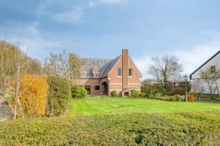 Deze karaktervolle woning in open bebouwing bevindt zich in Oorbeek, een deelgemeente van Tienen. De woning biedt heel aangename leefruimtes op...