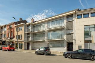 <p><span>Ontdek deze ruime woning met ongeveer 280 m² bewoonbare oppervlakte op een perceel van 500 m², ideaal voor een gezin dat op zoek is naar ruimte, comfort en tal van inrichtingsmogelijkheden.</span></p>
<p><span>De woning beschikt over mooie ruimtes en verkeert in goede algemene staat. Ze omvat vijf slaapkamers en daarnaast twee bureauruimtes, waardoor er heel wat mogelijkheden zijn voor een groot gezin en voor het creëren van extra ruimtes volgens uw behoeften.</span></p>
<p><span>De leefruimte biedt een aangename en lichtrijke omgeving. De veranda van ongeveer 20 m² vormt een extra leefruimte waar u het hele jaar door van de tuin kunt genieten.</span></p>
<p><span>Daarnaast beschikt de woning over terrassen op elke verdieping, zodat u op verschillende niveaus van de buitenruimte kunt genieten. Achteraan bevindt zich een tuin van ongeveer 500 m², ideaal voor gezellige familiemomenten, kinderen of liefhebbers van tuinieren.</span></p>
<p><span>Een garage voor twee wagens vervolledigt deze woning en biedt een bijzonder praktische parkeermogelijkheid voor een gezin.</span></p>
<p><span>De woning beschikt eveneens over een inrichtbare zolder van ongeveer 35 m², die extra mogelijkheden biedt voor bijvoorbeeld een slaapkamer, ontspanningsruimte of andere invulling naar eigen wens.</span></p>
<p><span>Met haar 280 m² bewoonbare oppervlakte, vijf slaapkamers, twee bureauruimtes, veranda van 20 m², terrassen op elke verdieping, tuin van 500 m², garage voor twee wagens en inrichtbare zolder van 35 m², biedt deze woning een uitzonderlijk potentieel voor wie op zoek is naar een ruime en veelzijdige gezinswoning. De woning beschikt bovendien over een EPC-label C.</span></p>
<p><span>Voor meer informatie of om een bezoek in te plannen, kunt u steeds contact met ons opnemen.</span></p>
<p><span>Century 21 Home Sweet Home</span></p>