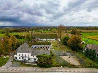 <strong>UITZONDERLIJKE EIGENDOM VAN 5.470 M² </strong>in Oudenaarde, perfect voor creatieve ontwikkelaars en investeerders. De <strong>VOORMALIGE MANÈGE</strong> biedt <strong>TAL VAN (DAGRECREATIE-)MOGELIJKHEDEN</strong> voor <strong>ONTWIKKELING</strong>, dankzij de <strong>RUIME OPPERVLAKTE</strong> en <strong>STRATEGISCHE LIGGING</strong> dicht bij <strong>BELANGRIJKE VERKEERSADERS</strong> en de gekende heuvels in de <strong>VLAAMSE ARDENNEN. </strong>Voorzien van binnenpiste (25m x 50m) Dit terrein combineert <strong>RUST EN BEREIKBAARHEID</strong>, Oudenaarde biedt bovendien een <strong>PRACHTIGE, NATUURLIJKE OMGEVING</strong>, ideaal voor zowel <strong>WONEN</strong> als ondernemen. Neem contact op voor meer <strong>INFORMATIE</strong> of een bezichtiging!<br /><br />Meer info op aanvraag!<br /><br />Adres: Kerzelare 100-102 te Oudenaarde