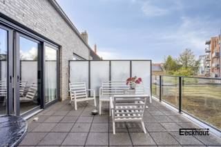 Dit ruime (122m²), instapklare appartement met private ingang is gunstig gelegen, nabij winkels, invalswegen en op fietsafstand van het strand en het centrum!<br />Indeling: <br />- gelijkvloers: private inkomdeur neer inkomhal, apart toilet en berging met aansluiting voor wasmachine;<br />- eerste verdieping: lichtrijke woonplaats bestaande uit zit- en eethoek, open keuken voorzien van alle toestellen, terras aan de voorgevel en zeer groot zonneterras aan de achtergevel;<br />- tweede verdieping: 3 grote slaapkamers, badkamer met lavabomeubel, ligbad en douche;<br />- zeer grote zolderruimte<br />Kom nu de vele troeven van dit appartement ontdekken en boek snel je afspraak!