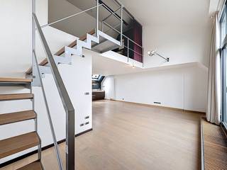 Bent u op zoek naar ruimte en licht? Deze prachtige, lichtrijke loft op de tweede verdieping van een kleinschalig gebouw biedt de perfecte...