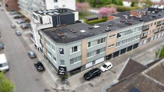 Welkom in dit appartement op het 2de verdiep. <br />De ruime inkomhall met bel en brievenbussen brengt u naar de algemene inkomhal met toegang naar de gemeenschappelijke fietsenberging, de ruime privé berging op -1, en naar de trappenhal.<br /><br />Via de trappen bereik je het 2 de verdiep waar er 3 woonentiteiten zijn.<br />Dit appartement heeft de volgende indeling: inkom, 2 slaapkamers met mooi weids zicht op het water, badkamer met douche en wastafel, berging met de technische verwarming, afzonderlijk toilet, ruime leefruimte met recente ramen en een leefkeuken met een te renoveren keuken.<br />Mogelijkheid voor een ruime garage te kopen met elektrische poort van 25.000 euro.<br />Neem vrijblijvend contact op met maggie@vastgoednorman.be of bel 0479402404 voor een bezoekje bij dit appartement met park en waterpartij dichtbij.