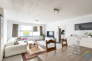 <p>Ontdek dit vernieuwde appartement met een gunstige ligging in Oudenaarde.</p>
<p>Bij het betreden van het appartement komt u terecht in de inkomhal met aansluitend een praktische berging/wasruimte. Verder beschikt het appartement over een aangename en lichtrijke leefruimte met aansluitende keuken.</p>
<p>Daarnaast zijn er twee volwaardige slaapkamers, een badkamer en een apart toilet aanwezig, wat zorgt voor een comfortabele en praktische indeling.</p>
<p>Bij het appartement horen bovendien een kelderberging en een overdekte staanplaats, verplicht mee aan te kopen voor €25.000.</p>
<p>Dankzij de centrale ligging geniet u van een vlotte verbinding naar het stadscentrum, winkels, openbaar vervoer en de belangrijkste invalswegen en snelwegen. Hierdoor is dit appartement niet alleen ideaal voor eigen bewoning, maar ook bijzonder interessant als investering.</p>
<p>Interesse?<br />Neem gerust contact op via 09 232 21 50 of 0468 15 14 41 voor meer informatie of een bezoek ter plaatse.</p>