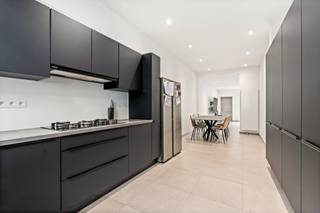 <p>In de Draaibankstraat in Mechelen vind je deze verzorgde woning met karakter, waar het historische gevelbeeld uit 1899 moeiteloos samengaat met een hedendaagse, in 2022 gerenoveerde afwerking. Het is een huis dat meteen een warm gevoel geeft: instapklaar, lichtrijk en met een indeling die perfect aansluit bij hoe we vandaag willen wonen. Een thuis voor wie houdt van authenticiteit, maar niet wil inboeten op comfort.</p><p>Bij binnenkomst leidt de inkomhal je naar een aangename leefruimte die vlot overloopt in de volledig uitgeruste keuken, voorzien van inductiekookplaat, dampkap, oven, vaatwasser, koelkast en diepvries. Over de twee verdiepingen beschikt de woning over 3 slaapkamers en één badkamer met douche, dubbele lavabo en twee gastentoiletten, ideaal voor een gezin of wie graag extra ruimte heeft voor bezoek of een thuiskantoor. In totaal biedt de woning een bewoonbare oppervlakte van 172 m² op een perceel van 95 m², met een bruto vloeroppervlakte van 205 m².</p><p>Buiten geniet je van een terras van 31 m² , een fijne plek om tot rust te komen. De woning is voorzien van dubbel glas met PVC-buitenschrijnwerk, rolluiken (keuken), een individuele gasverwarming met radiatoren, wat zorgt voor zowel comfort. </p><p>Qua ligging combineert deze woning het beste van twee werelden: rustig gelegen aan de stadsrand, maar toch vlakbij alle voorzieningen. Winkels bevinden zich op zo'n 500 meter, scholen op 350 meter en het openbaar vervoer is al bereikbaar binnen 250 meter. Ook het station (1 km) en de invalswegen (1,5 km) liggen op comfortabele afstand, wat deze locatie bijzonder praktisch maakt voor wie in Mechelen of de ruimere regio werkt of studeert.</p><p>Spreekt deze woning je aan en wil je ze graag met eigen ogen komen bekijken? Neem gerust contact op met ons kantoor om een bezoek in te plannen. We begeleiden je graag bij elke stap richting je nieuwe thuis.</p>