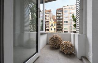 Goed gelegen en ruim 2-slaapkamerappartement op de 2de verdieping met zijdelings open zicht, vlak bij het Casino en het Leopoldpark! <br />Indeling: inkomhal met vestiairekast, apart toilet, ruime en lichtrijke woonkamer, volledig ingerichte keuken met berging en toegang tot het terras, badkamer met lavabo en inloopdouche, 2 slaapkamers met terras. <br /><br />Troeven: <br />- Bewoonbare oppervlakte: 90 m² <br />- Zijdelings open zicht <br />- Gelegen op een toplocatie nabij het Casino en het Leopoldpark <br />- Gevel wordt nog vernieuwd <br />- EPC: 250 kWh/m² (UC: 2013894) <br /><br />Contacteer PERSPECTIEF VASTGOED – 7 op 7 bereikbaar – voor meer informatie of een bezoek.<br />Bel 050/550.750 of mail naar info@perspectiefvastgoed.be.