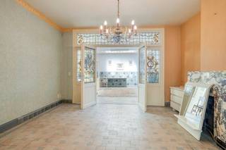 Bent u op zoek naar een bijzonder renovatieproject op een absolute toplocatie? Dit uitzonderlijke vastgoed in Brugge bestaat uit twee in elkaar verweven huizen en biedt een ongekend potentieel voor wie droomt van een karaktervol totaalproject. Met een perceeloppervlakte van 199 vierkante meter en een royale bewoonbare oppervlakte van maar liefst 324 vierkante meter zijn de mogelijkheden hier eindeloos. Een grote troef is dat er, ondanks de noodzaak tot modernisering, geen renovatieverplichting geldt dankzij het gunstige Energieprestatiecertificaat met label D. Zo kunt u dit charmante huis in Brugge volledig op uw eigen tempo transformeren.<br /><br />Indeling: <br /><br />Gelijkvloers:<br />- inkomhal <br />- vestiaire<br />- vroegere winkelruimte<br />- eetkamer / woonkamer<br />- keuken<br />- buiten berging<br />- veranda <br />- zonnig terras<br />- badkamer voorzien van lavabomeubel en inloopdouche<br />- berging <br />- trappenhal langs beide kanten van de woning (n° 49 - 51) <br /><br />Eerste verdieping: <br />- hal<br />- keuken<br />- badkamer voorzien van lavabomeubel en ligbad<br />- apart toilet<br />- woonkamer<br />- slaapkamer<br />- vergund dakterras <br /><br />Tweede verdieping: <br />- nachthal <br />- mogelijkheid voor twee slaapkamers te creëren <br /><br />Op wandelafstand bevindt u zich te midden van gezellige pleinen, lokale winkels, scholen en diverse restaurants. Ook de bereikbaarheid is optimaal: met het openbaar vervoer, de fiets of de auto bent u snel de stad in en uit, met een vlotte verbinding naar de ring en het station. <br /><br />Interesse? Vraag vandaag nog je bezoek aan. <br /><br />De eigendom wordt aangeboden via de Power-sale formule. Van 18/09/2026 om 00:00 tot 02/10/2026 om 00:00 kan u het huis op afspraak komen bezichtigen en een bod uitbrengen. De vermelde prijs is een instelprijs. Voor meer info, gelieve contact op te nemen met de dossierverantwoordelijke.<br /><br />Bestuursmaatregelen in het maatregelenregister: nee