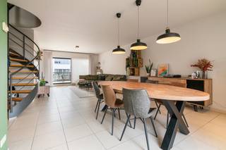 [[ DIT PAND NEEMT DEEL AAN DE ERA OPEN HUIZEN DAG OP 6/12 VAN 9:30 TOT 10:30 ]]
ent u op zoek naar een schitterend en perfect onderhouden appartement met maar liefst 3 slaapkamers, 3 terrassen en 2 badkamers in de regio van Sint-Niklaas? Lees dan zeker verder!

<p>Sterke punten:</p>

<p>- 3 slaapkamers + dressing (4de kamer)</p>

<p>- Elektriciteit conform</p>

<p>- GEEN renovatieplicht: (EPC: B: 200)</p>

<p>- 2 grote terrassen aan weerszijde van appartement = elk moment van de dag een buitenruimte met schaduw én zon.</p>

<p>- Zeer grote garage</p>

<p>- 2 kelderbergingen</p>

<p>- Douchekamer + badkamer</p>

<p>- Ruim en perfect onderhouden</p>

<p>- Lift in gebouw</p>

<p>2deV: Via de inkomhal wordt de zeer ruime en lichtrijke woonkamer (47m²) bereikt die aan weerszijde voorzien is van een terras van 14m² en 11m², dit maakt dat je op elk moment van de dag kan genieten van zon én schaduw! Aan de achterkant bevindt zich een bureauruimte/slaapkamer (10m²) met aansluitend een doucheruimte (2m²) voorzien van toilet. Aan de andere kant bevindt zich nog de geïnstalleerde keuken (9m²) met naastgelegen berging (3m²) en een aansluitend 3de terras (2m²).</p>

<p>3deV: Via de klassevolle draaitrap wordt de nachthal (5m²) bereikt die toegang geeft tot de twee slaapkamers (20m² en 13m²) op deze verdieping alsook tot de badkamer (7m²) uitgerust met dubbele wastafel in meubel, ligbad en toilet. Via de ene slaapkamer is nog een extra kamer/dressing (12m²) bereikbaar.</p>

<p>De garage (30m²) wordt verplicht mee aangekocht voor 30.000EUR.</p>

<p>De twee kelderbergingen (4m²) worden verplicht mee aangekocht voor 5.000EUR/stuk.</p>

<p>Benieuwd naar wat dit uitzonderlijk appartement te bieden heeft? Aarzel dan niet om contact op te nemen en dan geven wij u met plezier een rondleiding voorzien van alle info!</p>