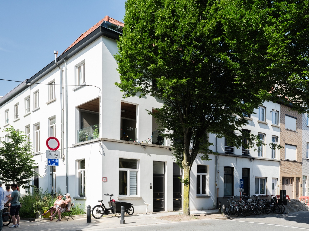 Hoekwoning met aangenaam volumespel, 3 slaapkamers, aparte fietsenberging en twee zongerichte terrassen, gelegen in de omgeving van Portus Ganda. - photo 2