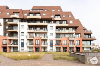 Dit appartement is gelegen in de prestigieuze residentie ‘Long Island’ te Groenendijk.<br />De <strong>uitzonderlijke ligging aan een uniek stukje zeepromenade</strong> tussen Nieuwpoort en Oostduinkerke garandeert <strong>rust en een heerlijke kustbeleving</strong>.<br />Dankzij de <strong>twee ruime terrassen</strong> geniet u zowel van <strong>zeezicht</strong> als van de<strong> zon aan de achterzijde</strong>.<br /><br />De indeling is als volgt:
<ul>
<li>Inkomhal met ruimte voor vestiaire;</li>
<li>Apart toilet;</li>
<li><strong>Grote</strong>, <strong>lichtrijke</strong> <strong>leefruimte</strong> met toegang tot het eerste terras;</li>
<li><strong>Ruim terras (10 m<sup>2</sup>) met zeezicht</strong>;</li>
<li>Geïnstalleerde open keuken;</li>
<li>Berging met aansluiting voor wasmachine;</li>
<li>Slaapkamer 1 met plaats voor dubbel bed én kleerkast;</li>
<li>Ensuite badkamer met dubbele wastafel en ligbad;</li>
<li>Slaapkamer 2, eveneens met ruimte voor dubbel bed en kleerkast en toegang tot het tweede terras;</li>
<li>Ensuite badkamer met wastafel en douche;</li>
<li><strong>Zuid-west gericht terras met mooi zicht op de tuin</strong>.</li>
</ul>
<br />Extra troeven:
<ul>
<li>Mogelijkheid tot aankoop van ruime garagebox in het gebouw (€ 65.000,00);</li>
<li><strong>Unieke locatie</strong>;</li>
<li><strong>Op wandelafstand van de zee én Nieuwpoort-Bad</strong>.</li>
</ul>
<br />Aarzel niet en contacteer ons snel om dit topaanbod te bezichtigen.<br />