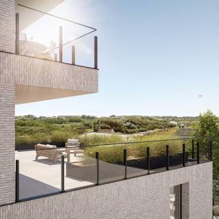 Dit rustig gelegen appartement bevindt zich in de klassevolle nieuwbouwresidentie 'Belmaris', op enkele passen van het strand, de tramhalte en op wandel- en fietsafstand van diverse winkels en eetgelegenheden.<br />Het unieke appartement is praktisch ingedeeld en bestaat uit een inkomhal met ruimte voor vestiaire, woonkamer met open keuken en toegang tot het royale terras (93 m²), 2 volwaardige slaapkamers, waarvan één met toegang tot het tweede terras, badkamer met dubbel lavabomeubel, inloopdouche en ligbad, apart toilet en berging met aansluiting voor wasmachine.<br />Vanuit de woonkamer en vanop het zonneterras kan men hier genieten van een prachtig zicht op de duinen en op zee!<br />Dit kwalitatief afgewerkt appartement voldoet aan alle hedendaagse normen! Het appartement is energiezuinig en de verwarming wordt voorzien via een warmtepomp (lucht/water) die op afstand kan geregeld worden. Bovendien is het appartement voorzien van zonnepanelen.<br />De koper heeft nog volledige inspraak op de binnenafwerking! <br />Mogelijkheid tot aankoop van een staanplaats, garage of berging in de residentie!<br />Contacteer ons snel om de vele troeven van dit appartement verder te ontdekken!