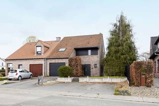 Bent u op zoek naar een instapklare woning in het prachtige Sint-Martens-Bodegem? Wij bieden u deze driegevelwoning met een bewoonbare oppervlakte van 202m². Gelegen op de Molenstraat geniet deze woning van een uitstekende bereikbaarheid met winkels, scholen, openbaar vervoer en het station op wandelafstand. <br />Met de wagen staat u vlot in centrum Dilbeek, Ternat en de op- en afritten van de autostrade naar Brussel en Aalst. <br /><br /><span>Indeling <br /></span><br />We komen binnen in een ruime inkomhal met gastentoilet. De inkomhal begeleidt ons naar de lichtrijke woonkamer met open keuken. De keuken is voorzien van alle comfort en geniet van een mooi zicht op de woon - en eetkamer. De gehele gelijksvloer geniet van heel wat lichtinval door de grote raampartijen aan de achterzijde, dewelke ook meteen zorgen voor een prachtig zicht over het terras en de tuin. <br /><br />Op het eerste verdiep vinden we 3 kamers (12 - 12,5 en 16m²) waarbij de master bedroom voorzien is van een aangenaam balkon. Ideaal om rustig te ontwaken. Verder beschikt dit verdiep over een badkamer met ligbad &amp; douche en een dressing. <br /><br />De zolderverdieding (35m²) wordt momenteel ingericht als grote slaapkamer en bureauruimte. <br /><br /><span>Extra troeven:</span> oprit met voldoende staanplaatsen - inpandige garage - kelder (28m²) - gunstig epc <br /><br /><strong>Wordt dit huis uw nieuwe thuis? </strong><br />Contacteer ons voor een bezoek ter plaatse! <br /><br /><strong>Info@impromove.be - 02 887 80 56</strong>