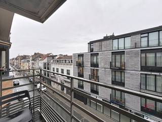 UCCLE : Dans le quartier de Vanderkindere et proche de toutes les commodités, duplex 2 chambres de ±112m² dans une construction récente.Au 3e étage...