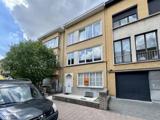 Bienvenue dans cette charmante maison familiale offrant de nombreuses possibilités ! En entrant dans la maison, vous pénétrez dans un hall...