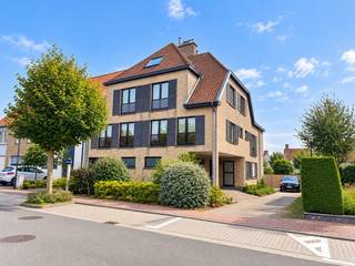 In het charmante Duinbergen vind je dit leuke appartement dat comfort en licht perfect combineert. Leuke locatie vlakbij het strand, de tramhalte en op korte afstand van Knokke-centrum.<br /><br />Indeling:<br />Inkomhal met gezellige woonkamer en open keuken die volledig voorzien is van alle apparatuur. Achteraan bevinden zich twee slaapkamers en een badkamer met dubbele lavabo en ligbad. Daarnaast beschikt het appartement over een ruime berging met aansluiting voor een wasmachine en een apart toilet.<br /><br />Het appartement is beschikbaar vanaf 1 oktober 2026.<br />Er is geen lift in de residentie.<br /><br />Huurprijs per maand: 850 euro huur + 50 euro forfaitaire syndicuskosten.<br /><br />Bezoeken? Contacteer Willem Cauwels op Tel. 050/89.27.70