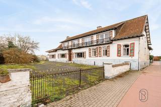 Te renoveren charmante hoeve met véél potentieel, gelegen op een ruim perceel van 2.577 m² in landelijk woongebied. Deze eigendom biedt tal...