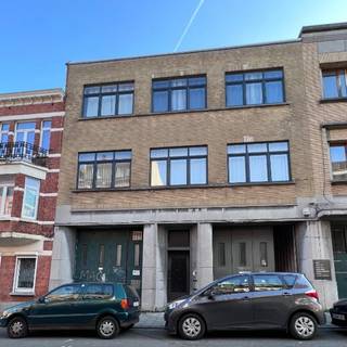 Offices in industrial style with pleasant terrace for sale in Schaarbeek. Combination of bright offices with polyvalent spaces. Easily accessible...