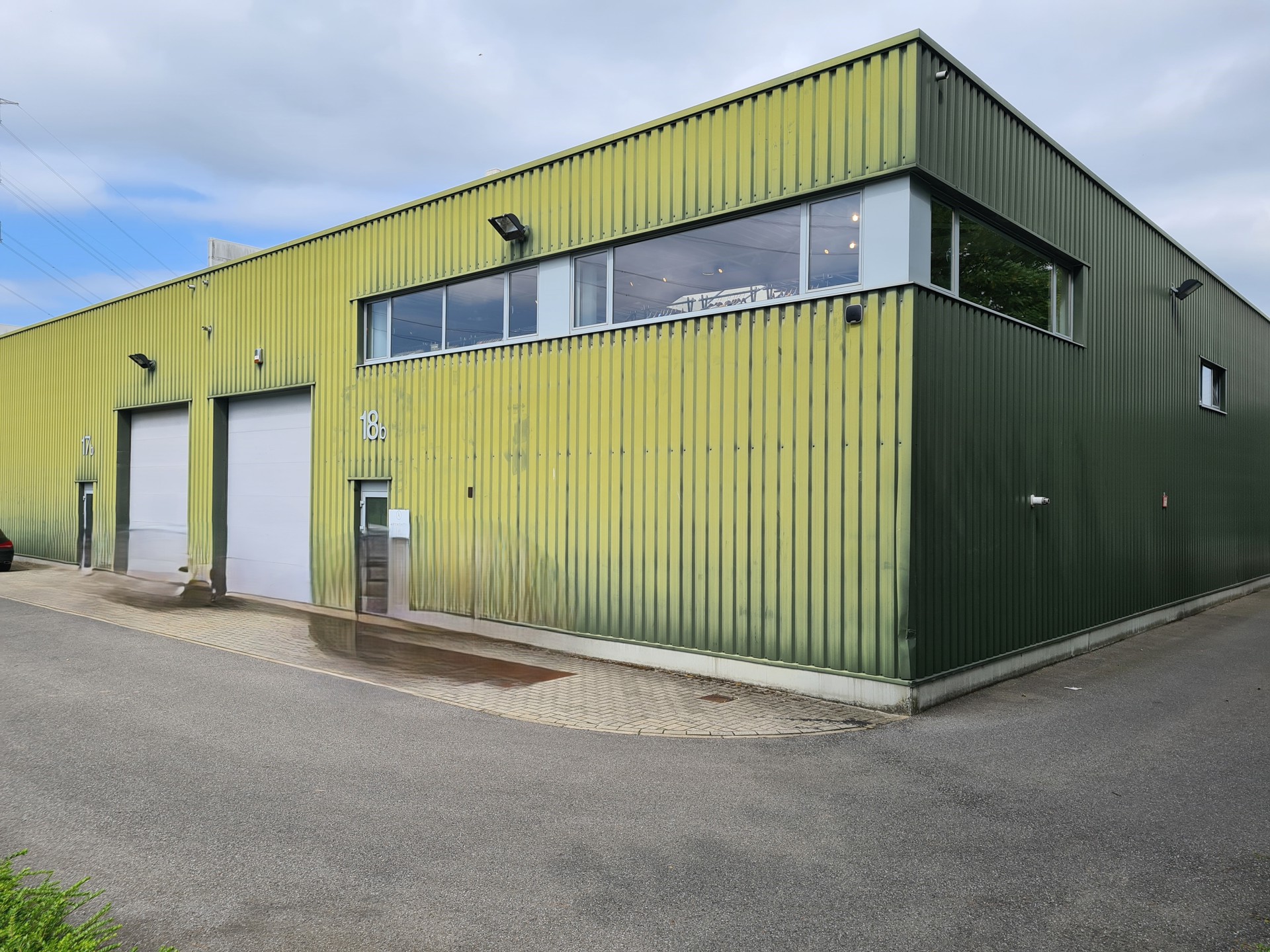 Magazijn 190m² met mezzanine/kantoor 190m² te huur- magazijn 190m²- mezzanine/kantoor 190m²- ingerichte keuken- sanitair-1 sectioneel poort