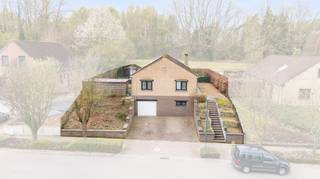 <p><u><strong>Te koop: </strong></u>open bebouwing in de Bosrankstraat, Zaventem, gelegen in een mooie wijk nabij het centrum, openbaar vervoer en invalswegen.</p>

<p>Deze woning uit 1985 biedt veel ruimte en comfort. Dankzij recente vernieuwingen zijn de kamers ruim en functioneel ingericht. Het EPC-label is momenteel F, maar met de plaatsing van een warmtepomp (airco) kan dit verbeteren naar label C, wat een aanzienlijke energiewinst oplevert. De ligging in een rustige en aantrekkelijke buurt maakt dit huis ideaal voor gezinnen die nabij voorzieningen willen wonen.</p>

<p> </p>

<p><u><strong>Belangrijkste ruimtes:</strong></u><br />• Woonkamer (30 m²) met veel lichtinval<br />• Keuken (11 m²) met directe toegang tot de veranda<br />• 4 slaapkamers <br />• 2 badkamers (3 m² en 8 m²)<br />• Bureel (6 m²)<br />• Garage (19 m²) en aparte berging (17 m²)<br />• Veranda (18 m²) en terras<br />• Tuin van 600 m² met parkeermogelijkheden<br />• 2 staanplaatsen voor de woning</p>

<p><u><strong>Troeven:</strong></u><br />• EPC F, maar eenvoudig te verbeteren naar C met warmtepomp<br />• Gelegen in een mooie wijk in Zaventem<br />• Vernieuwd en ruime kamers</p>

<p> </p>

<p>Meer informatie of een bezoek met Joery Van De Gucht? Contacteer ons via +3223351115</p>

<p>JOUW DROOMHUIS. ZO GEVONDEN!</p>