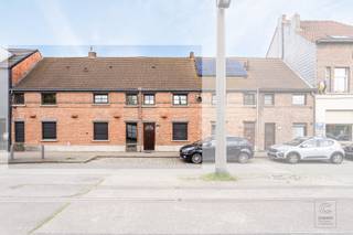 Opbrengsteigendom bestaande uit twee appartementen en twee studio's op een perceel van 568 m2 gelegen en op een uitstekende locatie te...