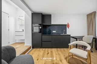 <span><strong>**Vraag uw brochure op/bezoek aan!**</strong></span><br /><br />Welkom in de <strong>Pleinstraat</strong>, een rustige straat, gelegen aan de Leuvense stadsring. De locatie is de uiterste troef van residentie Piazza, zo vind je op wandelafstand de <strong>Tiensepoort</strong> terug en op het einde van de straat de <strong>sportoase</strong>. Je bevindt je op een locatie die je meteen bij allerlei faciliteiten brengt, zo is het Leuvense stadcentrum, het station van Leuven, de Naamsepoort en de <strong>fietsdoorgang naar alle campussen</strong> te Heverlee op een steenworp verwijdert.<br /><br />De residentie bestaat uit <strong>4 bemeubelde studio's</strong>. Zo vormt Piazza de perfecte plek voor <span>universiteitsstudenten</span>, doctoraatstudenten en jongvolwassene op zoek naar een comfortabele thuis.<br /><br />Op zoek naar een investering met onmiddellijk rendement? Residentie Piazza is het juiste adres!<br /><br /><span><strong>Interesse? Vraag je brochure op en plan uw bezoek in met onze Expert Investeringsvastgoed: jack@connect-immo.be of 0495 53 46 49</strong></span><br /><br /><span>EPB startverklaring</span><br /><span>wche, gdv, gvkr, gvv</span>