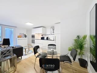 CENTRAAL gelegen gelijkvloersappartement met 2 slpks en ZUIDgericht terras in het HARTJE van Blankenberge, in een zijstraat van de Grote Markt!<br /><br /><strong>INDELING:</strong><br /><u><strong>Gelijkvloers:</strong></u><br />Inkomhal - living met volledig ingerichte open keuken (O.a. met keramisch fornuis, dampkap, heteluchtoven, ingebouwde microgolfoven, frigo en vaatwasmachine) - badkamer (O.a. met lavabomeubel, toilet, douche en voorzieningen voor wasmachine) - afzonderlijk gastentoilet - slaapkamer 1 (met bureelhoek) - slaapkamer 2 - ZUIDgericht terras - polyvalente achterbouw / RUiME berging / atelierruimte.<br /><br /><u><strong>Opmerkingen:</strong></u><br />- Elektriciteit VOLLEDIG GOEDgekeurd!<br />- RECENT gerenoveerd (°2023)!<br />- RECENTE cv-installatie op aardgas!<br />- Geen lift aanwezig.<br />- Wordt zeer VLOT verhuurd als vakantie-appartement!<br /><br />Zeer geschikt als hoofdverblijf én als 2de verblijf/opbrengsteigendom! INTERESSANTE ligging, op wandelafstand van de Grote Markt, Jachthaven en de Zeedijk! Aarzel zeker niet om ons te contacteren voor een bezoek ter plaatse 050/70.1.02 - info@centro.be.
